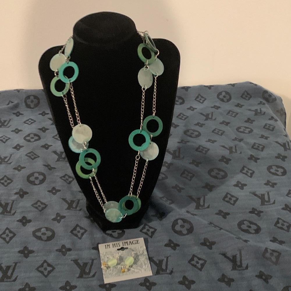Elegant Green and Silver Necklace and earrings set